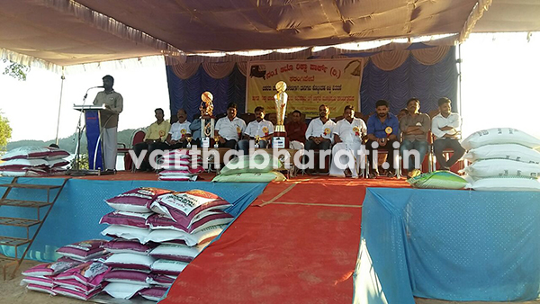 ಪರಂಗಿಪೇಟೆ : ವಿಜೇತರಿಗೆ ಅಕ್ಕಿ ವಿತರಿಸುವ ವಿಶಿಷ್ಟ ರೀತಿಯ ರಿಕ್ಷಾ ಚಾಲಕರ ಕ್ರಿಕೆಟ್ ಟೂರ್ನ್ ಮೆಂಟ್